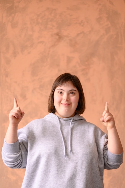 Portrait de jeune fille pointant vers le haut avec copie espace