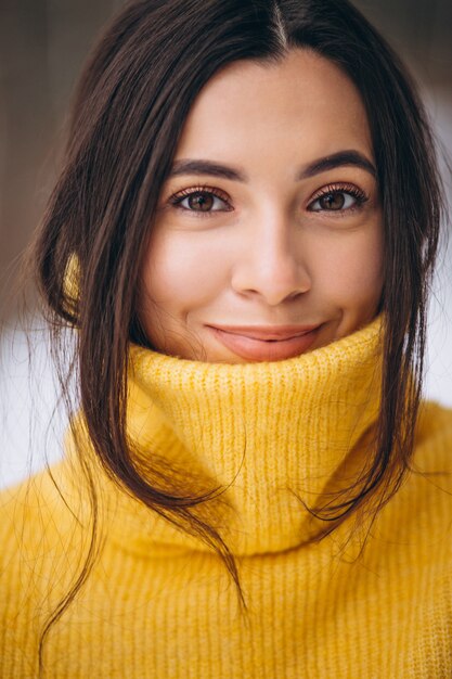 Portrait d&#39;une jeune fille en pull jaune