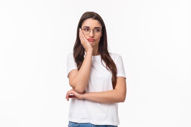 Portrait de jeune fille réticente ennuyée et indifférente