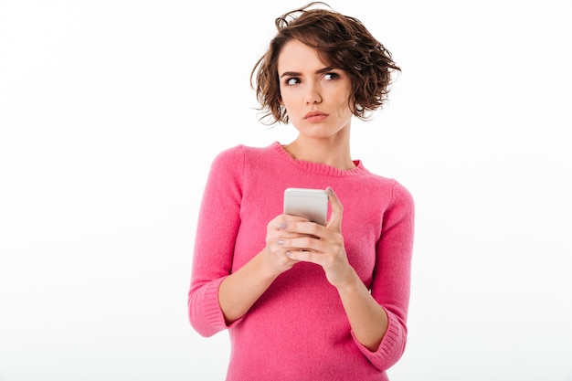 Portrait d'une jeune fille sérieuse réfléchie