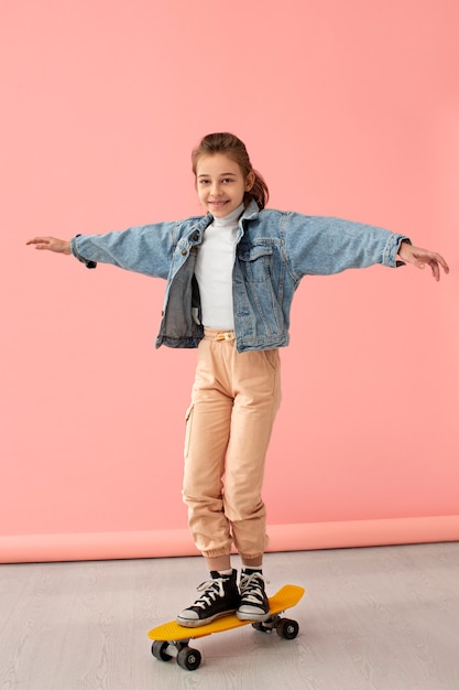 Portrait de jeune fille avec skateboard