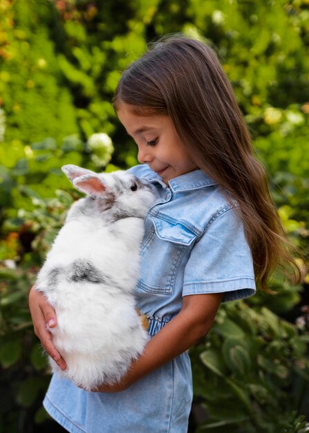 Portrait de jeune fille avec son lapin de compagnie