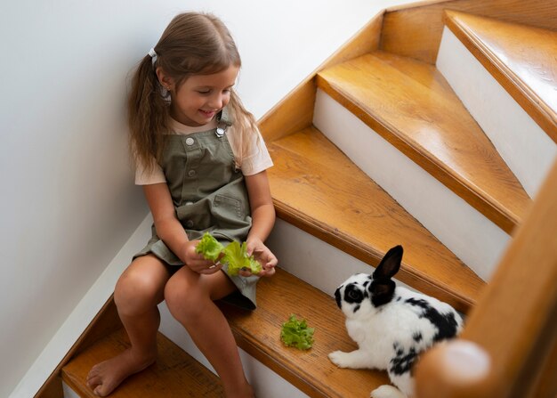 Portrait de jeune fille avec son lapin de compagnie