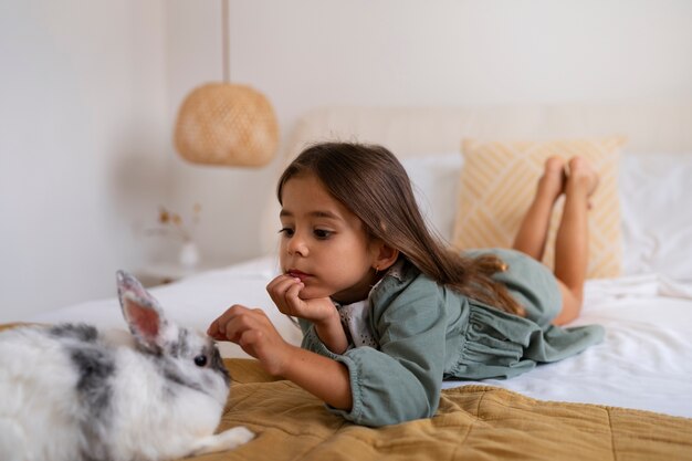 Portrait de jeune fille avec son lapin de compagnie