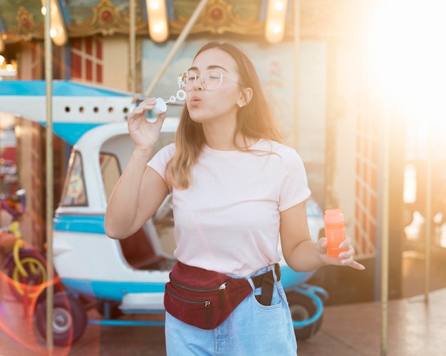 Portrait de jeune fille soufflant des bulles