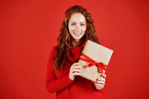 Portrait de jeune fille souriante avec cadeau de Noël