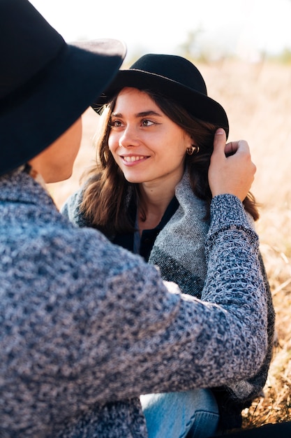 Portrait de jeune fille souriante dans la nature