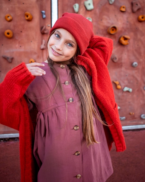 Portrait de jeune fille souriante debout à côté de murs d'escalade