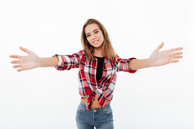 Portrait d'une jeune fille souriante sympathique en chemise à carreaux