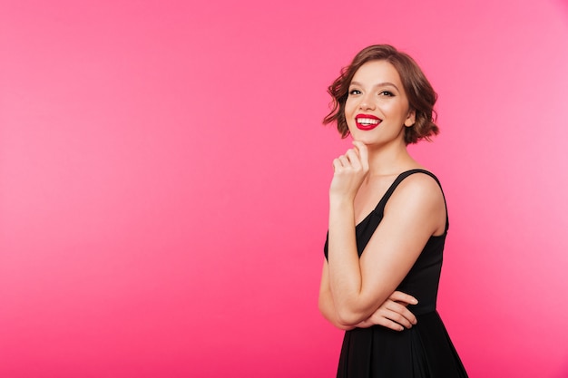 Portrait d'une jeune fille souriante vêtue d'une robe noire