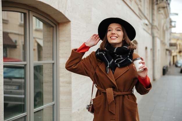 Photo gratuite portrait d'une jeune fille souriante vêtue de vêtements d'automne