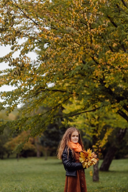 Portrait d'une jeune fille souriante