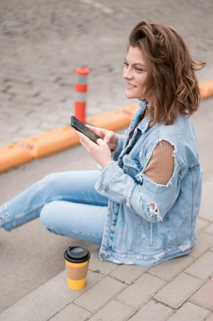 Portrait de jeune fille tenant un téléphone mobile