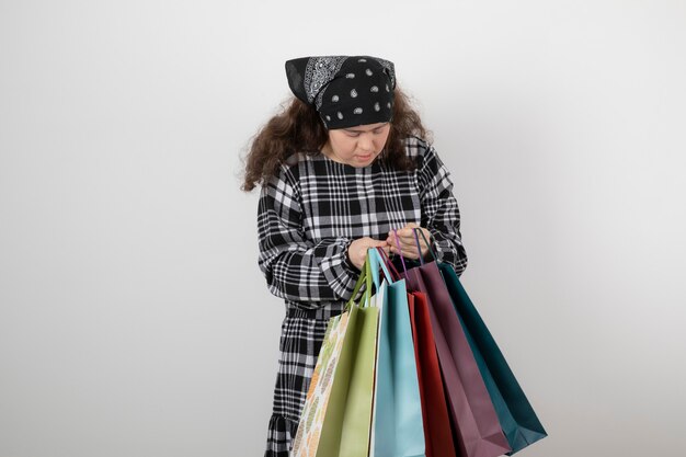 Photo gratuite portrait de jeune fille trisomique regardant un tas de panier.