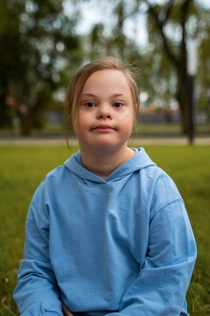 Portrait de jeune fille vue de face à l'extérieur