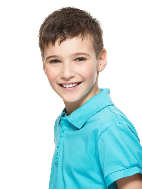 Portrait de jeune garçon adolescent heureux regardant la caméra.