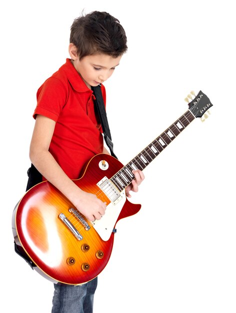 Portrait de jeune garçon avec une guitare électrique isolé sur blanc