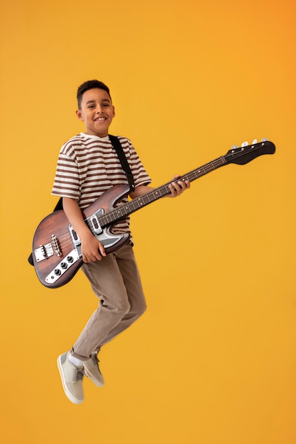 Portrait de jeune garçon avec guitare