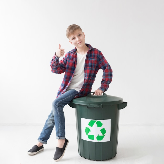 Portrait de jeune garçon heureux de recycler