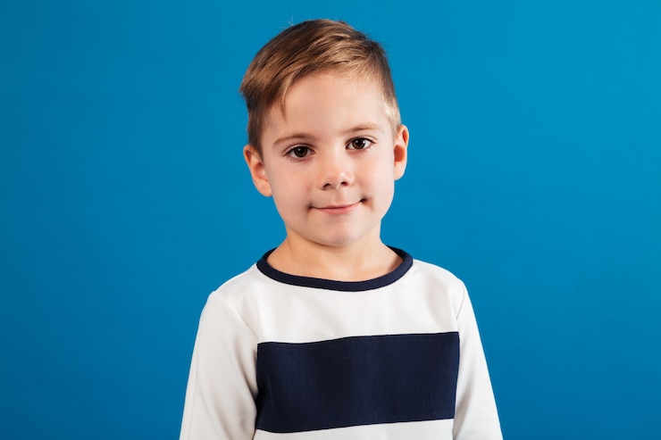 Photo gratuit portrait de jeune garçon en pull à la recherche