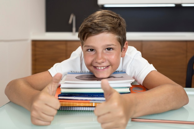 Portrait de jeune garçon souriant à la maison