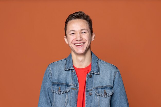 Portrait d'un jeune garçon souriant