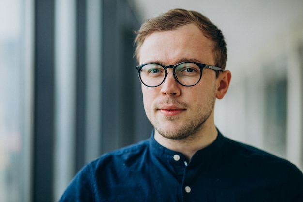 Portrait d'un jeune homme d'affaires beau