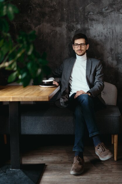 Portrait jeune homme d'affaires confiant, portant des lunettes