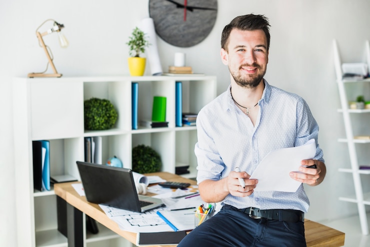 Photo gratuit portrait d&#39;un jeune homme d&#39;affaires heureux avec document