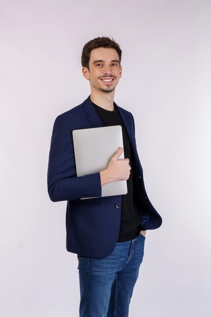 Portrait de jeune homme d'affaires heureux sourire positif tenant un ordinateur portable isolé sur fond blanc