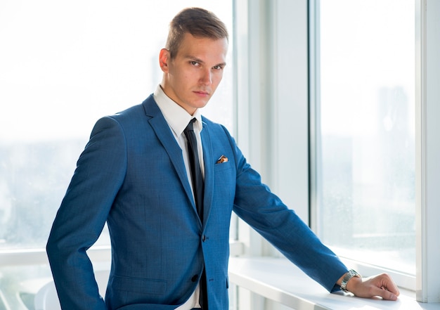 Portrait d&#39;un jeune homme d&#39;affaires en regardant la caméra