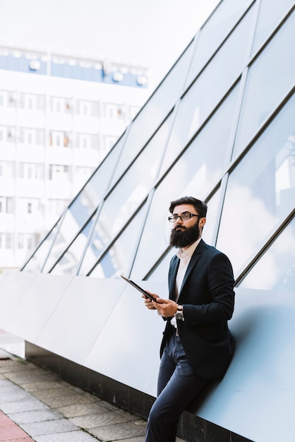 Portrait de jeune homme d&#39;affaires tenant une tablette numérique à l&#39;extérieur