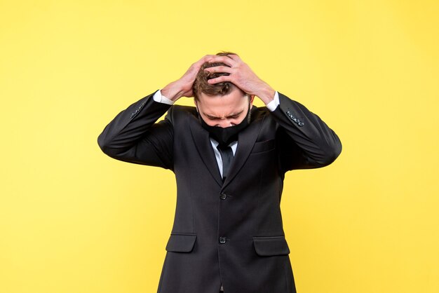 Portrait de jeune homme d'affaires tendu sur jaune