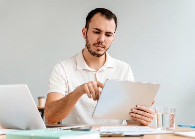 Portrait jeune homme d'affaires travaillant