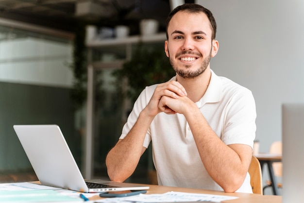 Portrait jeune homme d'affaires travaillant