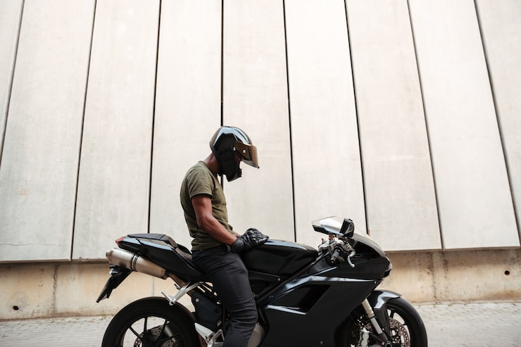Photo gratuit portrait d'un jeune homme africain en casque