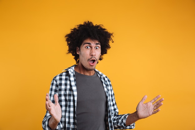 Portrait d'un jeune homme africain excité