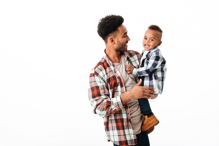 Photo gratuit portrait d'un jeune homme africain gai