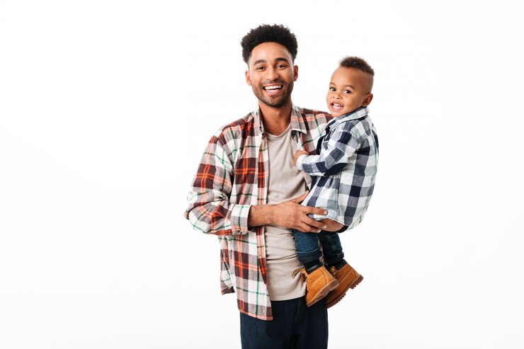 Photo gratuit portrait d'un jeune homme africain heureux