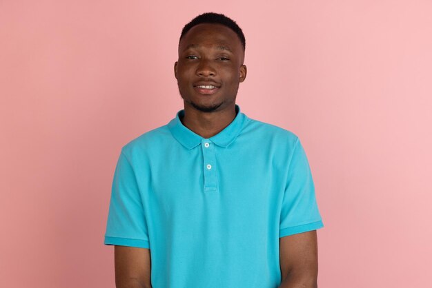 Portrait de jeune homme africain isolé sur fond de studio avec espace pour copie