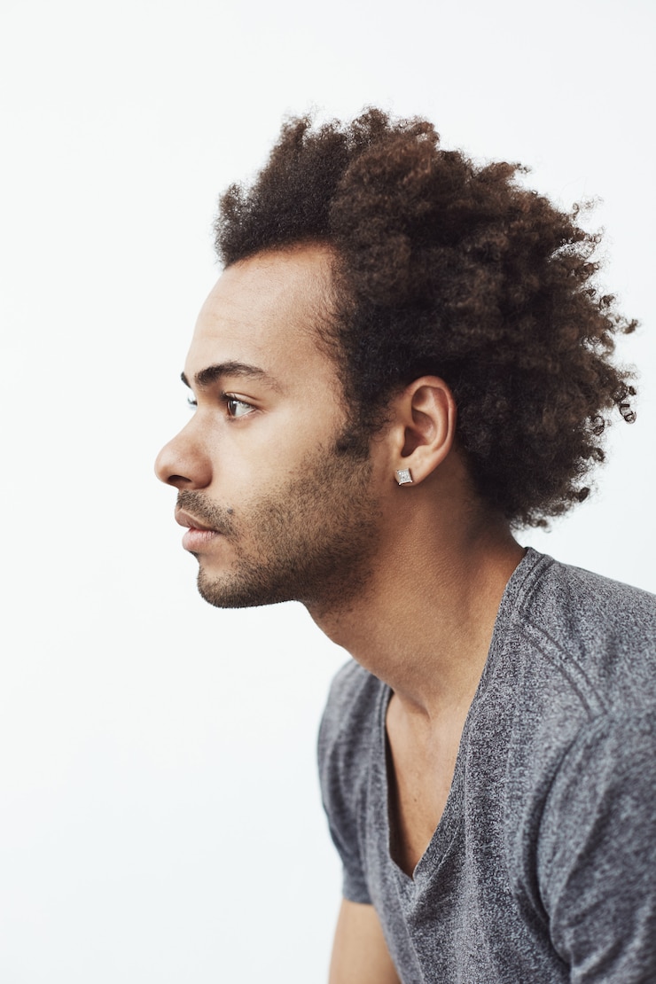 Photo gratuit portrait de jeune homme africain de profil.