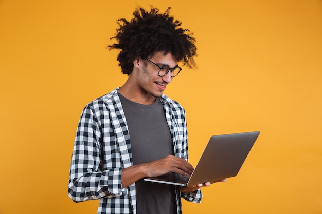 Photo gratuite portrait d'un jeune homme africain souriant à lunettes