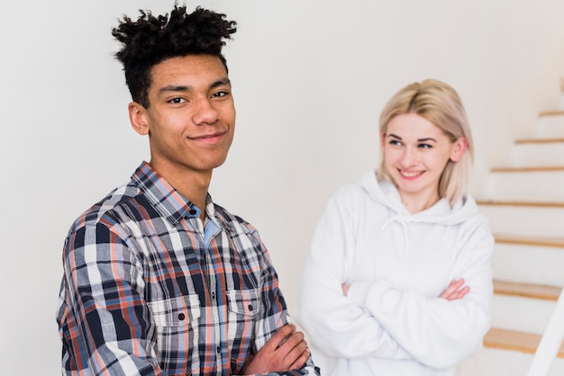 Photo gratuite portrait d'un jeune homme africain souriant avec sa petite amie