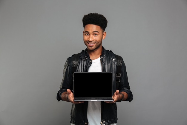 Photo gratuite portrait d'un jeune homme africain en veste de cuir