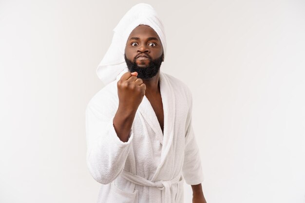 Portrait d'un jeune homme afro-américain excité hurlant de choc et d'étonnement se tenant la main sur la tête Surpris homme noir semblant impressionné