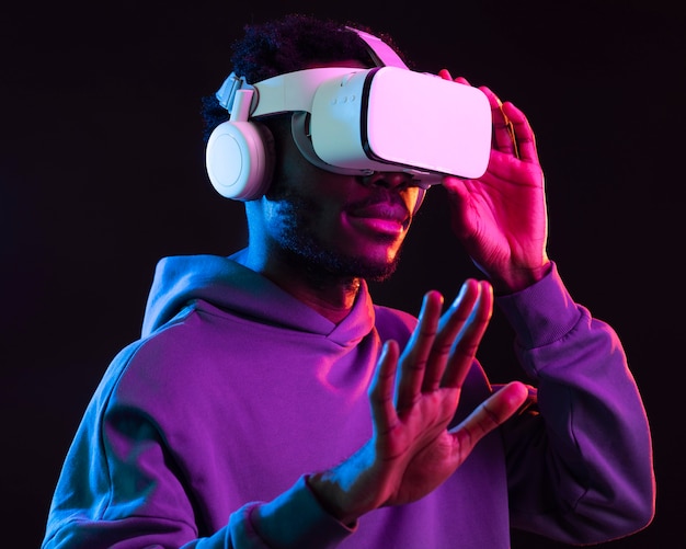 Portrait jeune homme afro-américain avec des lunettes vr