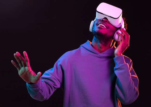 Portrait jeune homme afro-américain avec des lunettes vr