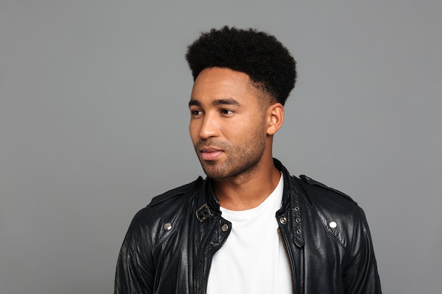 Portrait d'un jeune homme afro-américain en veste de cuir