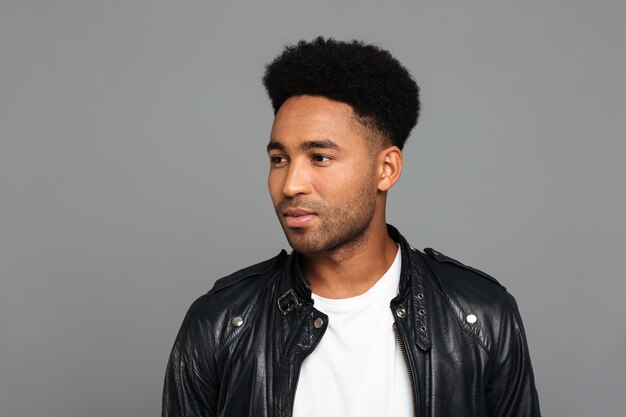 Portrait d'un jeune homme afro-américain en veste de cuir