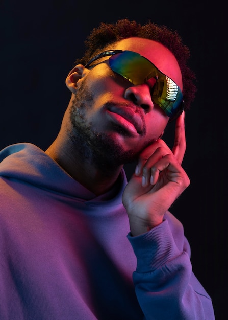 Portrait, jeune, homme américain africain, porter, lunettes soleil